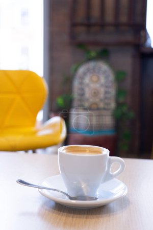 Café con leche en un café marroquí con espacio para copiar