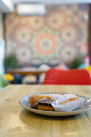 Dulces marroquíes en una tienda de té marroquí con espacio para copias
