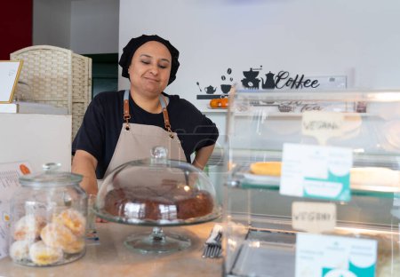 Mujer pastelera marroquí en su negocio de pastelería marroquí
