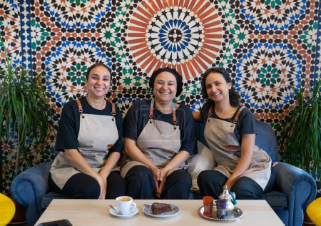 Drei marokkanische Schwesterfrauen in ihrer Familie marokkanisches Kaffeegeschäft
