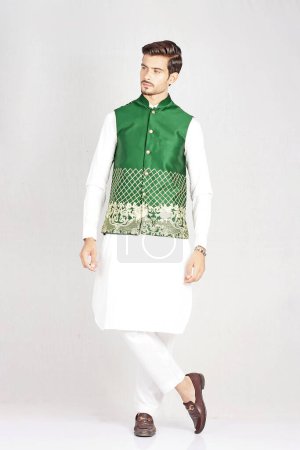 Foto de Joven hombre indio guapo vestido con ropa india tradicional posando en el estudio. indias, indias, asiáticas. - Imagen libre de derechos