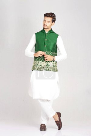 Téléchargez les photos : Jeune homme indien vêtu d'un costume traditionnel, posant sur fond blanc - en image libre de droit