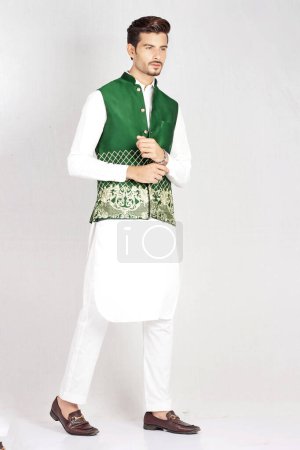 Téléchargez les photos : Jeune homme indien en vêtements traditionnels posant sur fond blanc - en image libre de droit