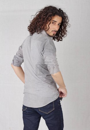 Foto de Retrato de un largo cabello rizado modelo masculino - Imagen libre de derechos
