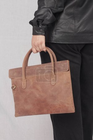 Téléchargez les photos : Une personne tenant un sac brun dans sa main - en image libre de droit