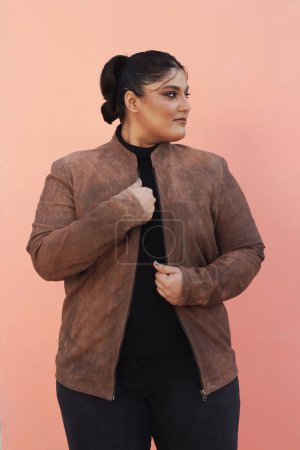 Téléchargez les photos : Une femme vêtue d'une veste marron et haut noir - en image libre de droit