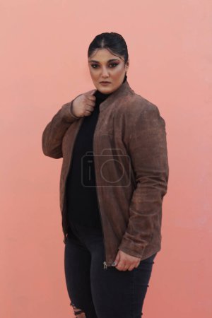 Foto de Una mujer con un top negro y una chaqueta marrón - Imagen libre de derechos