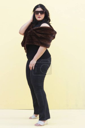 Téléchargez les photos : Une femme dans un haut noir et un pantalon noir - en image libre de droit