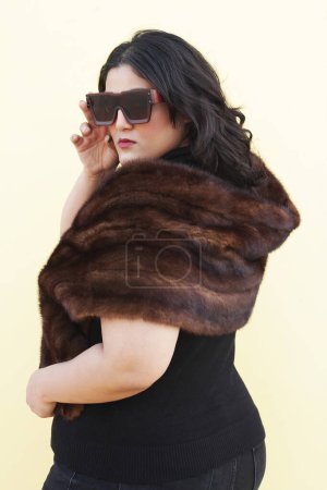 Foto de Una mujer con gafas de sol y una piel robada - Imagen libre de derechos
