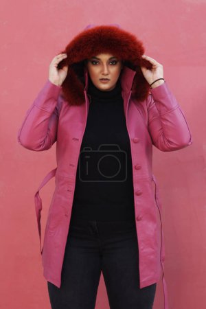 Téléchargez les photos : Une femme en manteau rose et top noir - en image libre de droit