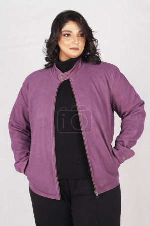 Foto de Una mujer con una chaqueta púrpura posando para una foto - Imagen libre de derechos