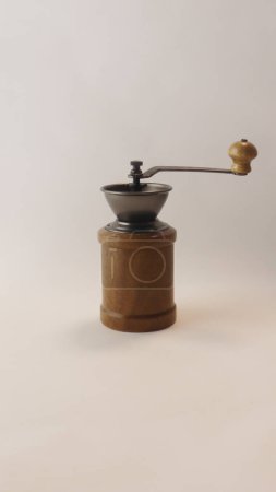 Téléchargez les photos : Moulin à café en bois et grains de café - en image libre de droit