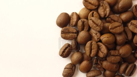 Téléchargez les photos : Photo agrandie de nombreux grains de café - en image libre de droit