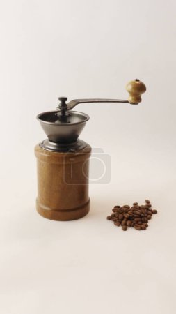 Téléchargez les photos : Moulin à café en bois et grains de café - en image libre de droit