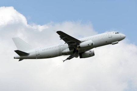 Foto de Avión blanco volando hacia el cielo - Imagen libre de derechos