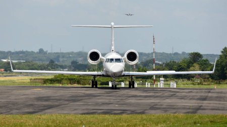 Foto de Jet privado blanco en el delantal - Imagen libre de derechos