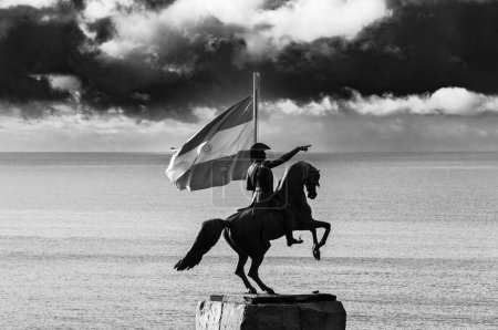 Téléchargez les photos : Monument du Général José de San Martin avec le drapeau argentin, le 10 juillet 2023, à Mar del Plata, Buenos Aires, Argentine. - en image libre de droit