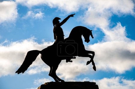 Téléchargez les photos : Général José de San Martin monument avec un ciel bleu avec un fond de nuages blancs. Le 10 juillet 2023. Mar del Plata, Argentine - en image libre de droit