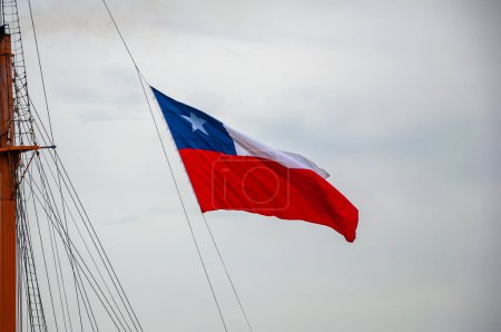 Foto de Bandera de la República de Chile, ondeando con el cielo azul como fondo. - Imagen libre de derechos