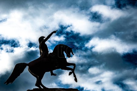 Téléchargez les photos : Général José de San Martin monument avec un fond de ciel orageux, sur Juillet 10, 2023 - en image libre de droit