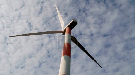 Windmühle vor dem Hintergrund des Himmels. Windkraftanlage