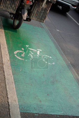 Foto de Carriles bici destinados a ciclistas, señales de tráfico pintadas en el suelo de la carretera. - Imagen libre de derechos