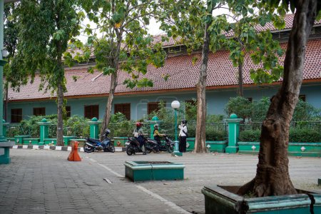 Foto de Tangerang, Banten. 14 de octubre de 2023 - La mujer caminaba hacia el estacionamiento que estaba vacío de vehículos estacionados. visto desde lejos con un amplio ángulo de visión. - Imagen libre de derechos