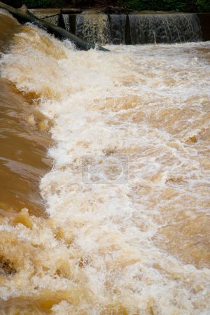Foto de Se ve cerca de la desviación de aguas turbias que fluyen rápidamente más allá de la presa fronteriza. - Imagen libre de derechos