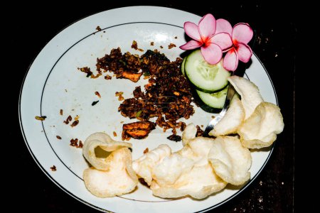 arroz frito en un plato blanco, comida típica indonesia, concepto de comida rápida.