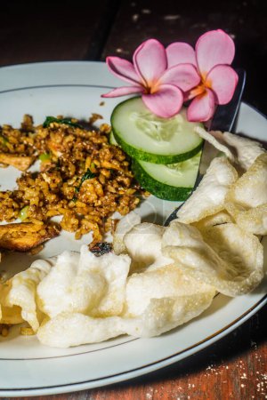 gebratener Reis auf weißem Teller, typisch indonesisches Essen, Fast-Food-Konzept.