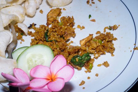 gebratener Reis auf weißem Teller, typisch indonesisches Essen, Fast-Food-Konzept.