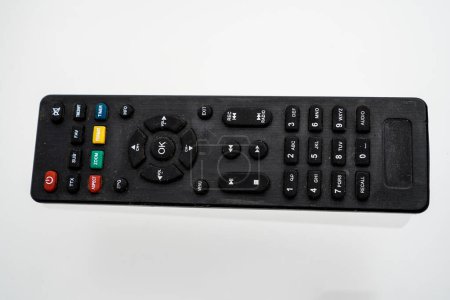 Foto de Primer plano del control remoto para la televisión en fondo blanco con ruta de recorte. TV remoto aislado en blanco. - Imagen libre de derechos