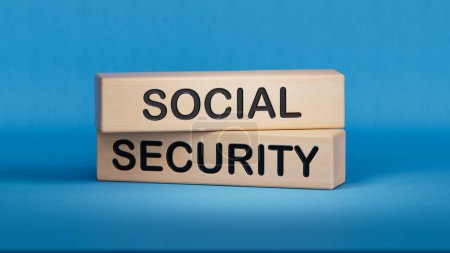 Foto de Palabra de seguridad social con bloques de madera aislados sobre fondo azul - Imagen libre de derechos