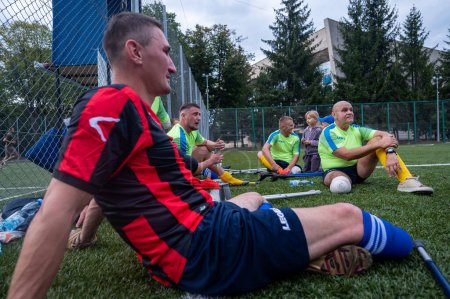Foto de LVIV, UCRANIA, OCTUBRE 02,2023 Un torneo de mini-fútbol para veteranos de la guerra ruso-ucraniana con amputaciones - Imagen libre de derechos