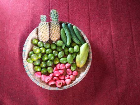 Sammlung von Früchten in einem Container, roter Hintergrund