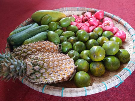 Collecte de fruits dans un récipient, fond rouge