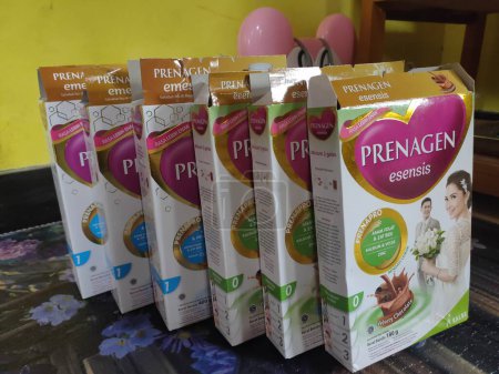 Téléchargez les photos : Boîte usagée de lait pour femme enceinte "Prenagen Essence" - en image libre de droit