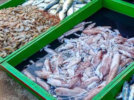 Vente de poissons pindang, calmars et crevettes