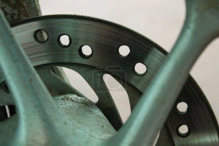Wheel axle and disc brakes on a motorbike