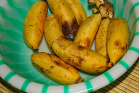 Plusieurs graines de banane dans un conteneur