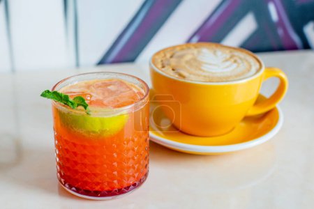 Téléchargez les photos : Café et limonade sur la table dans le café, photo de la réserve - en image libre de droit