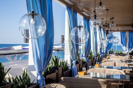 Téléchargez les photos : Restaurant sur la plage, fond de mer et ciel bleu. - en image libre de droit