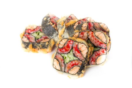 Foto de Rollos de sushi aislados sobre fondo blanco. Rollo de sushi con salmón, anguila, caviar, pepino, queso crema y caviar tobiko - Imagen libre de derechos