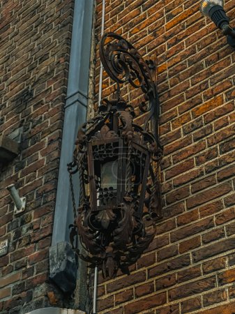 Téléchargez les photos : Lanterne sur un mur de briques dans le centre d'Amsterdam, Pays-Bas - en image libre de droit