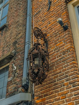 Téléchargez les photos : Lampe de rue suspendue au mur d'une vieille maison à Amsterdam, Pays-Bas - en image libre de droit