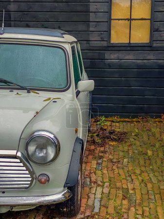 Téléchargez les photos : Voiture vintage garée devant une maison aux Pays-Bas. - en image libre de droit