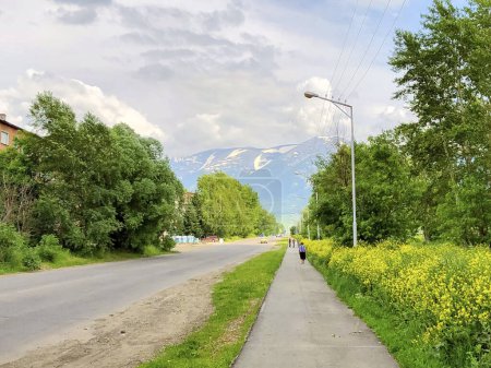 Téléchargez les photos : Une route dans une ville du Kazakhstan avec vue sur les montagnes - en image libre de droit