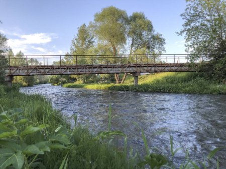 Foto de Antiguo puente de madera sobre el río en el pueblo. Paisaje verano. - Imagen libre de derechos