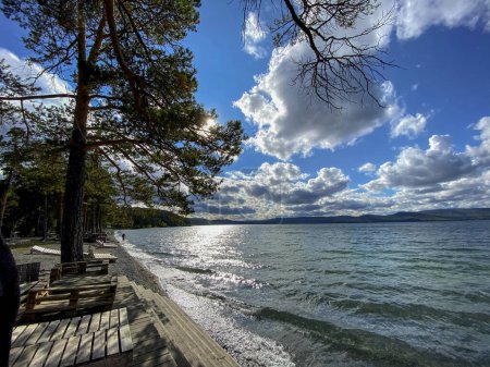 Téléchargez les photos : Lac Baïkal, Sibérie, Russie. Vue sur le lac depuis la jetée. - en image libre de droit