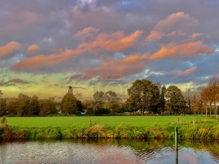 Sonnenuntergang über dem See in den Niederlanden, mit dramatischen Wolken am Himmel